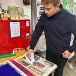 Chłopiec przy pracy projektowej