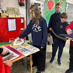 Uczniowie 6a przy pracy projektowej na lekcji plastyki