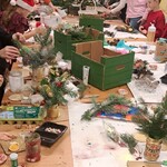 uczestnicy warsztatów robią dekoracje świąteczne
