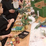 uczestnicy warsztatów robią dekoracje świąteczne