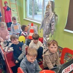 Uczniowie pozują do zdjęcia