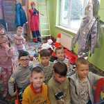 Uczniowie pozują do zdjęcia.