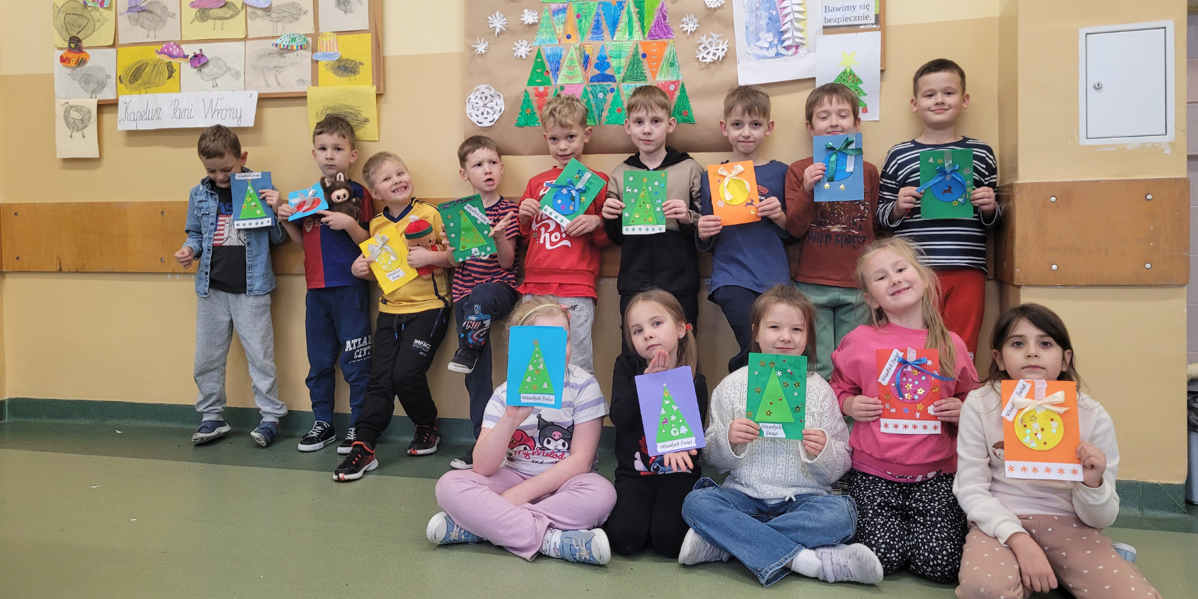 Grupa dzieci prezentująca kartki świąteczne