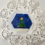 Choinka wykonana z kolorowych koralików