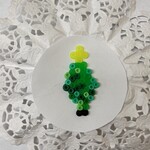 Choinka wykonana z kolorowych koralików
