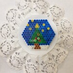 Choinka wykonana z kolorowych koralików