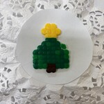 Choinka wykonana z kolorowych koralików