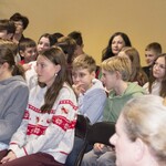 Dzieci - widzowie na jasełkach szkolnych