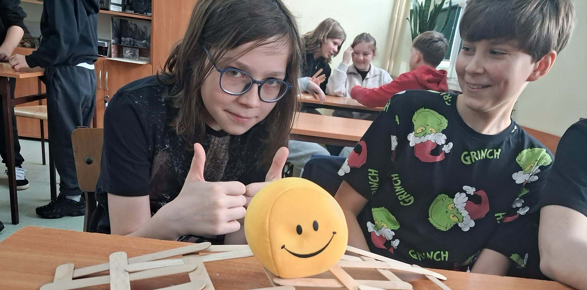 uczniowie prezentują most samonośny.jpg (2).jpg