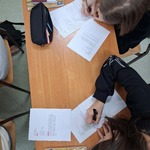 uczniowie piszący listy