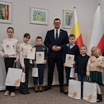 Nagrodzeniu uczniowie pozują do zdjęcia z Panem prezydentem