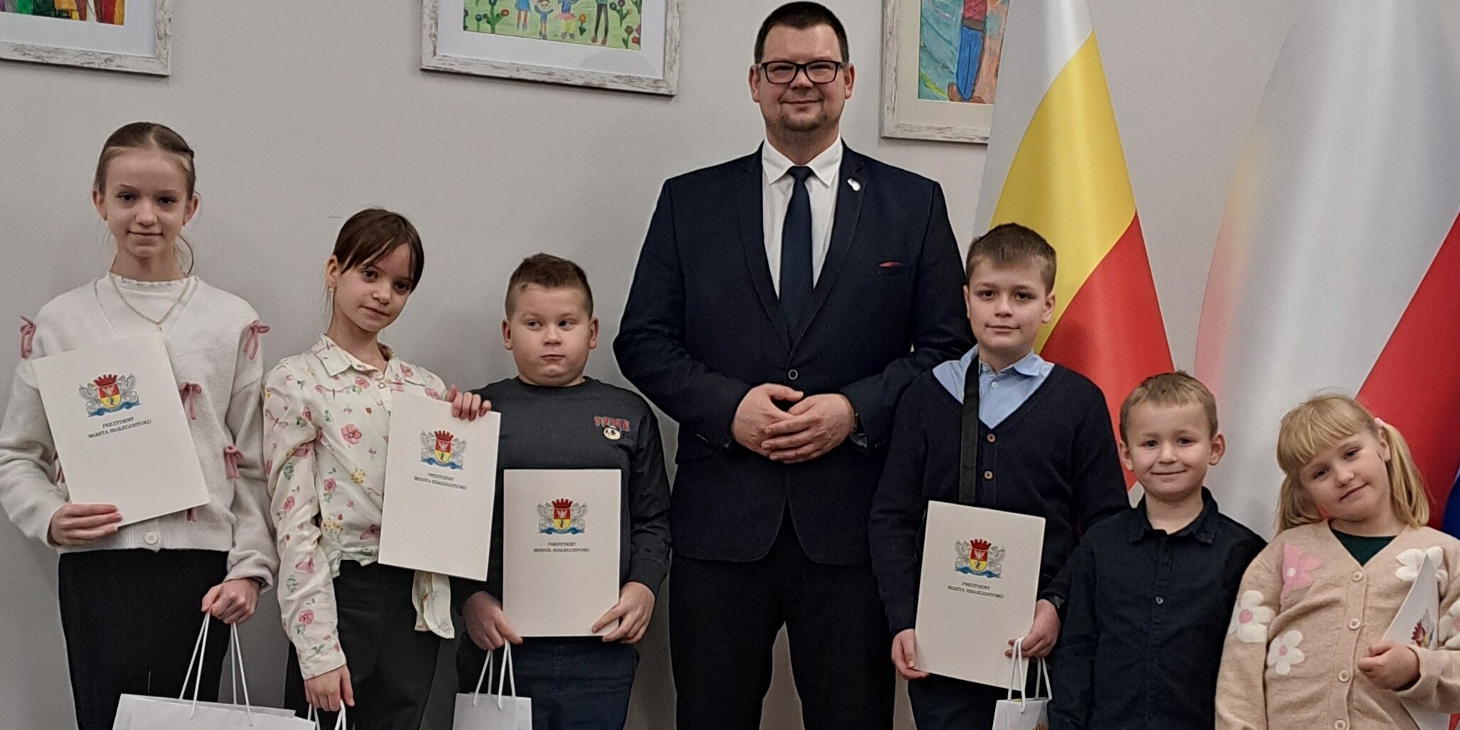 Nagrodzeniu uczniowie pozują do zdjęcia z Panem prezydentem.jpg