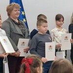 Pani Dyrektor odbiera podziękowania wraz z uczniami naszej szkoły