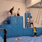 Uczniowie klasy 6c ćwiczą w Strefie Wysokich Lotów