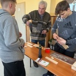 Uczniowie zwiedzają stoiska