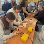 Uczniowie zwiedzają stoiska