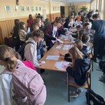 Uczniowie wykonują zadania