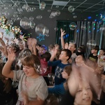 Uczniowie łapią bańki mydlane