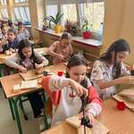Dzieci z klasy 3b wykonują przyborniki