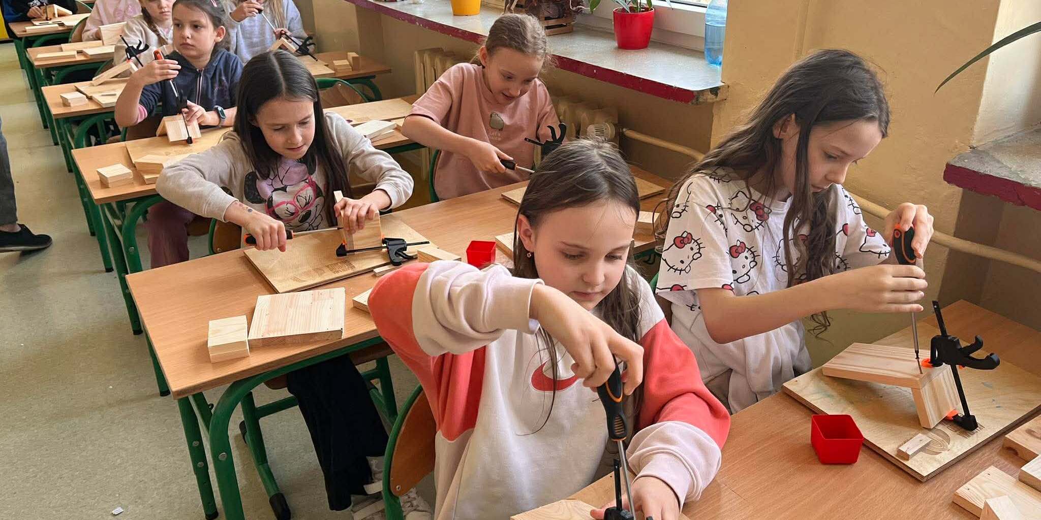 Dzieci z klasy 3b wykonują przyborniki