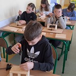 Uczniowie z klasy 3 c wykonują przyborniki