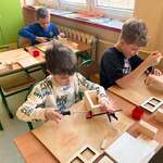 Chłopcy z klasy 3b w trakcie warsztatów