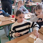 Dzieci z klasy 3 c pracują nad swoimi przybornikami