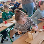 Klasa 3 c w czasie warsztatów stolarskich