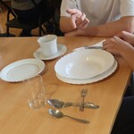 Uczniowie nakrywają do stołu i zastanawiają się, gdzie ułożyć poszczególne elementy zastawy.