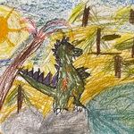 Rysunek przedstawia zielonego dinozaura stojącego na szarej skale. W tle znajdują się żółte słońce, drzewa oraz tryskająca lawa z wulkanu, wykonane kredkami w intensywnych kolorach.