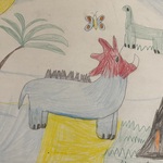 ysunek przedstawia kilka prehistorycznych zwierząt w jasnym krajobrazie. Na pierwszym planie znajduje się duży szary dinozaur z różową głową i rogiem, stojący na żółtym podłożu. Po lewej stronie widać palmę, a nad zwierzęciem unosi się kolorowy motyl. W tle po prawej stronie narysowano jasnego, długoszyjego dinozaura. Całość wykonana jest kredkami w miękkich, pastelowych barwach.