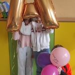 Dzieci trzymają balon literę A