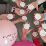Dzieci trzymają balony i przypinki