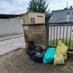 Widok worków śmieci na tle zielonego krajobrazu