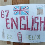 Plakat ucznia z napisem „ENGLISH”, flagą Wielkiej Brytanii oraz rysunkami kojarzonymi z językiem angielskim, w tym Big Benem, drzwiami i słowem „Hello!”.