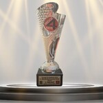 Srebrny puchar z napisem „Bridge 4 Kids” na podium, przyznany za 2. miejsce w Drużynowych Mistrzostwach Polski Dzieci w brydżu sportowym U15.