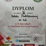 
Dyplom za zajęcie trzeciego miejsca przez Szkołę Podstawową nr 42 w X Zawodach w Udzielaniu Pierwszej Pomocy, z logotypami organizatorów i sponsorów oraz datą 28 kwietnia 2026 r., Białystok.