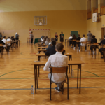 Uczniowie na egzaminie ósmoklasisty