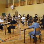 Uczniowie na egzaminie ósmoklasisty
