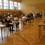 Uczniowie na egzaminie ósmoklasisty