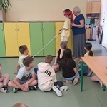 Uczennica uczy się chodzenia z laską dla niewidomych