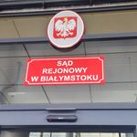 Sąd Rejonowy w Białymstoku – wejście do budynku z godłem Polski i tablicą informacyjną.