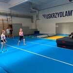 Uczniowie skaczą na trampolinach