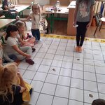 dzieci kodują na planszy na podłodze