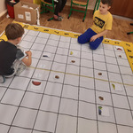 dzieci kodują na planszy na podłodze