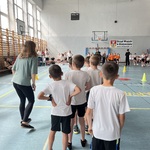 Chłopcy przygotowują się do startu w swojej konkurencji