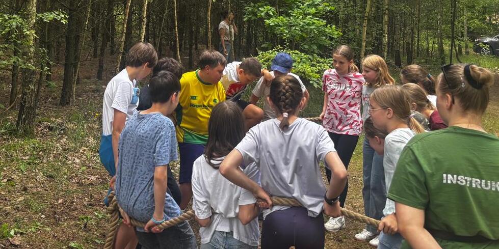 Grupa uczniów w zmaganiach na wycieczce szkolnej
