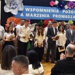 Zakończenie roku szkolnego - nagrody za osiągnięcia_ uczniowie z rodzicaami