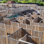 Duży_ skomplikowany labirynt zbudowany z jasnych_ drewnianych płotów