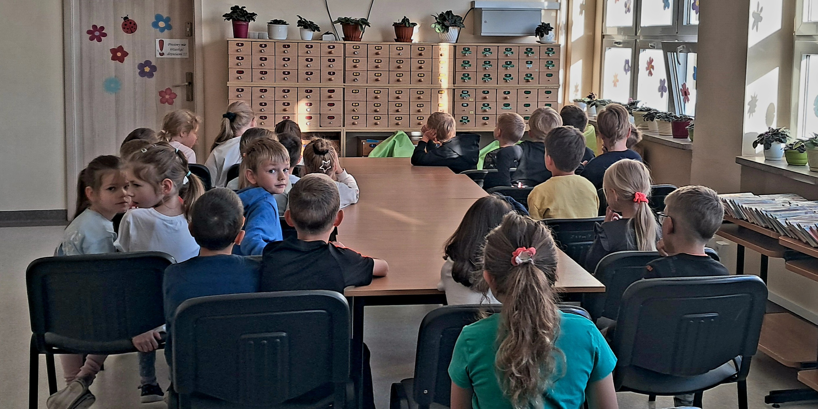 Dzieci w bibliotece szkolnej
